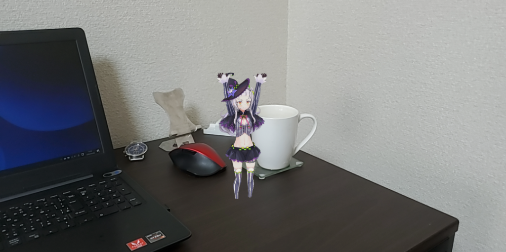 机の上にいる紫咲シオン