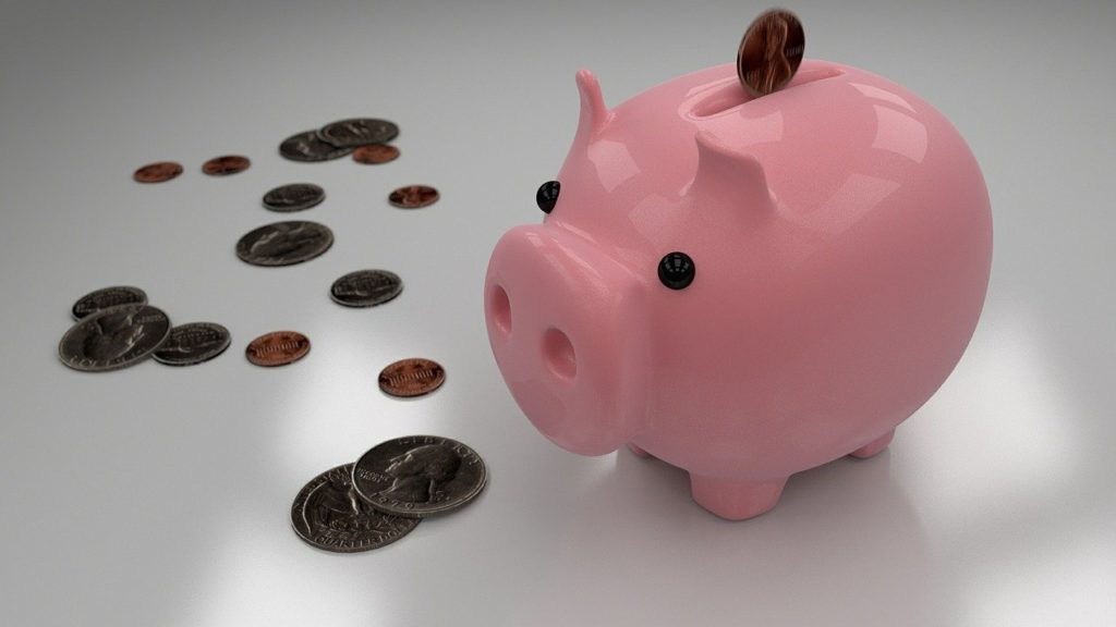 豚の貯金箱と硬貨