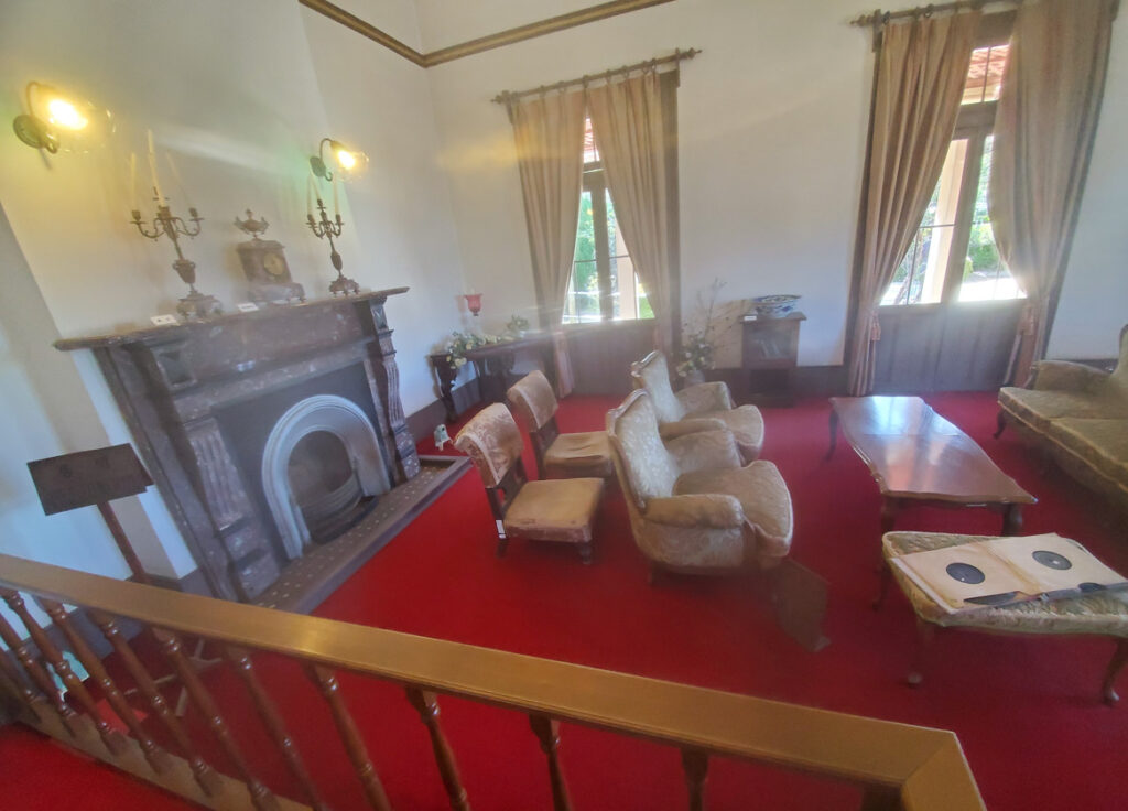 旧リンガー住宅の内部,赤い絨毯と椅子と暖炉