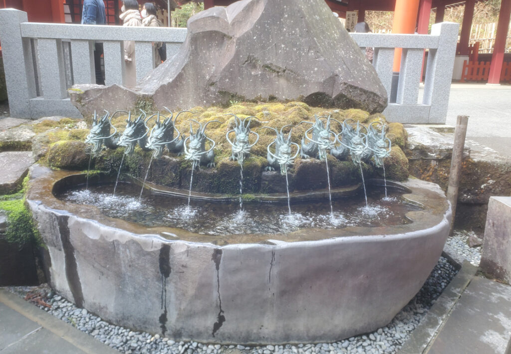 箱根神社の九頭龍の噴水