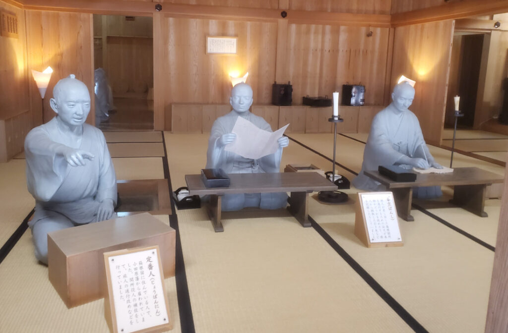 箱根関所跡の内部,復元された役人の像