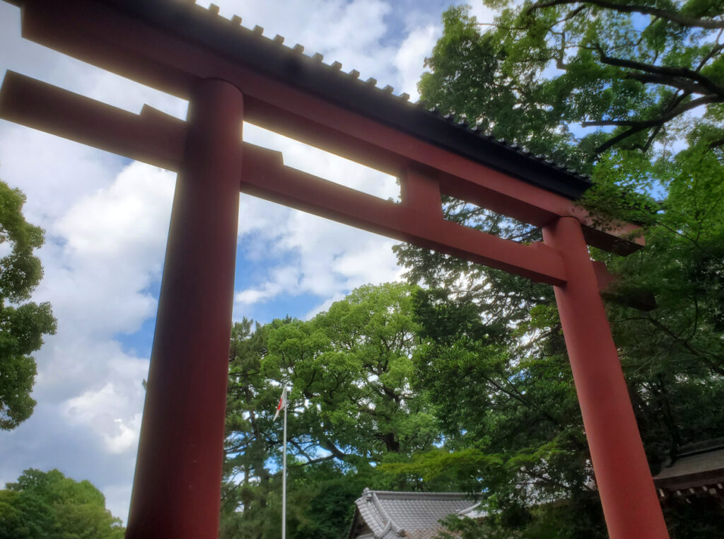 氷川神社の三の鳥居・戦艦武蔵の碑