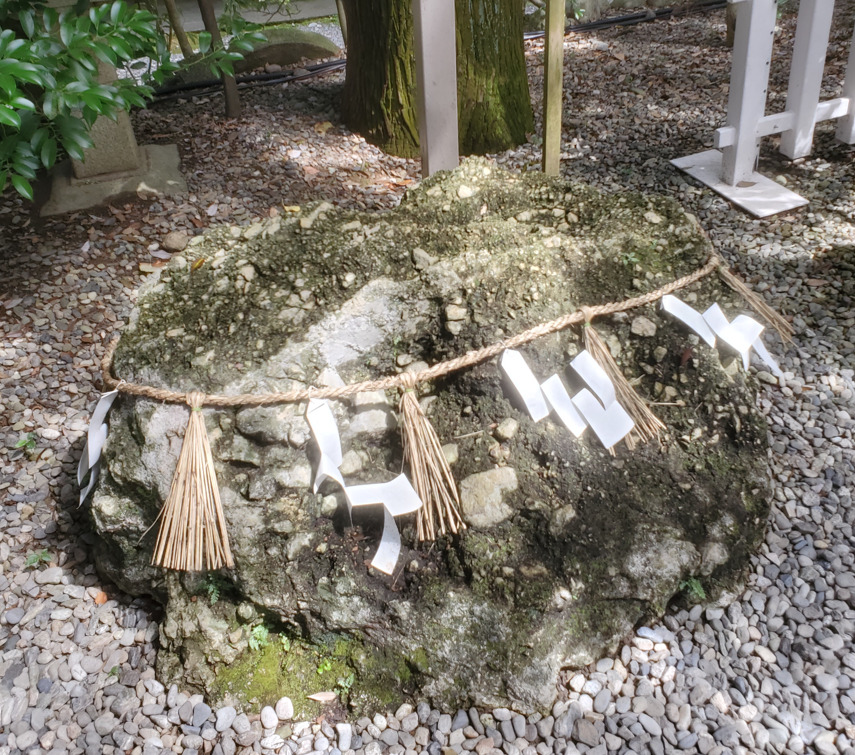 猿田彦神社のさざれ石