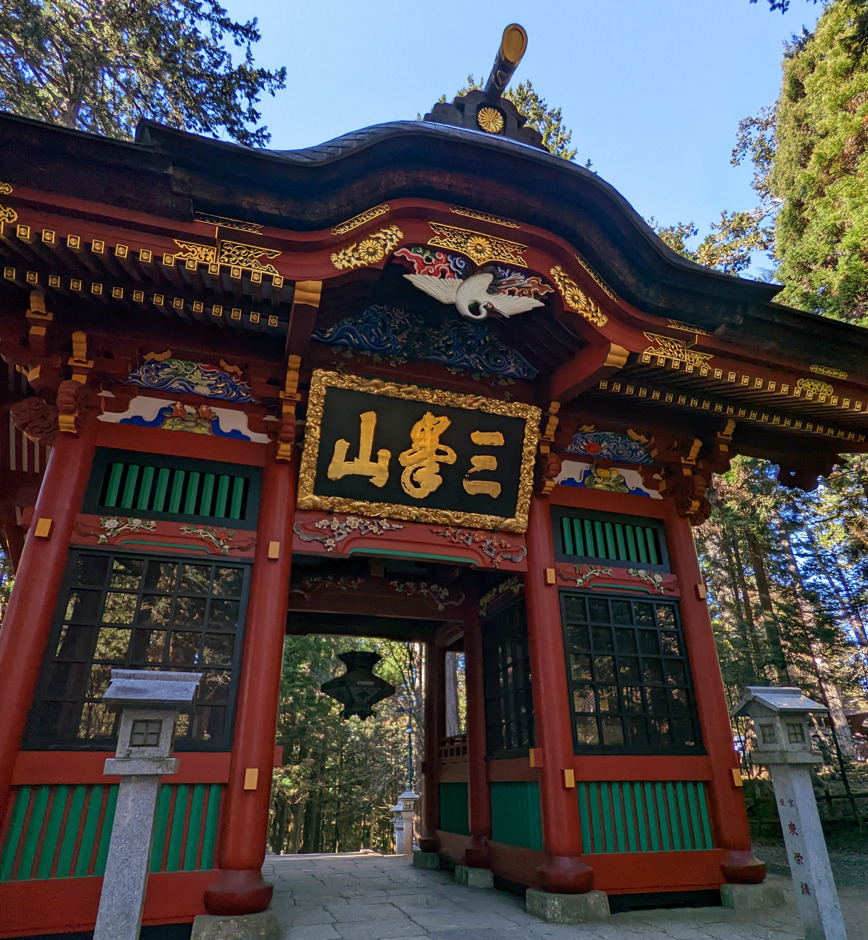 三峯神社の随身門