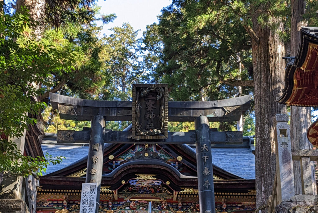 三峯神社の青銅の鳥居
