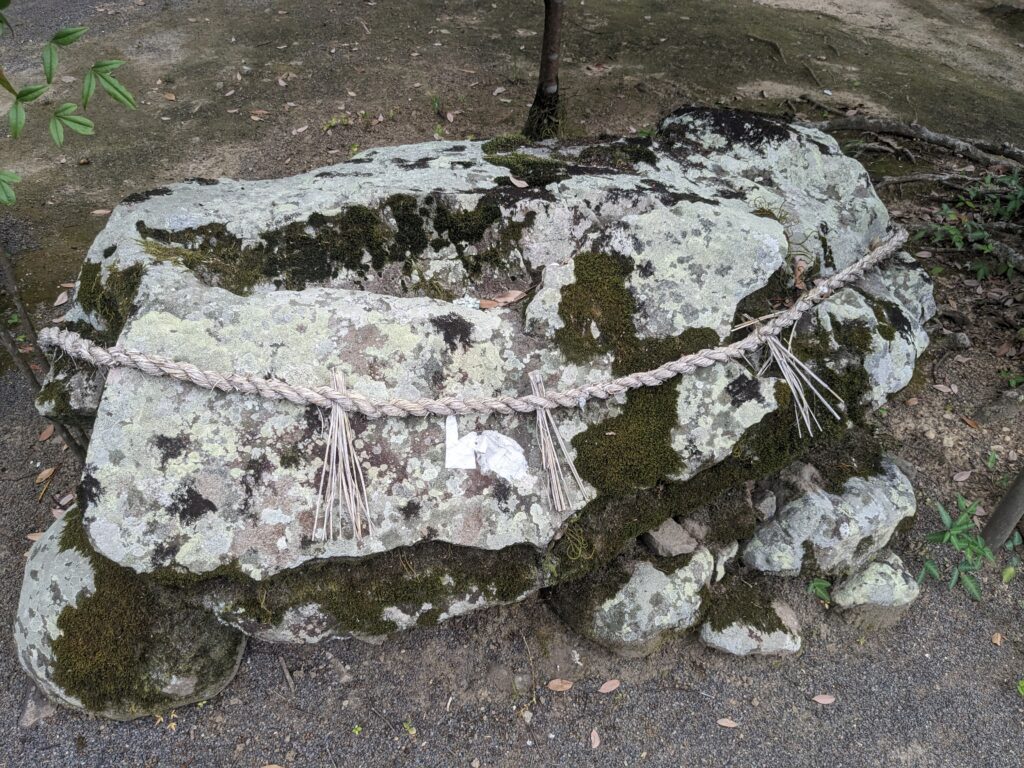 西寒多神社,鬼の歯形岩