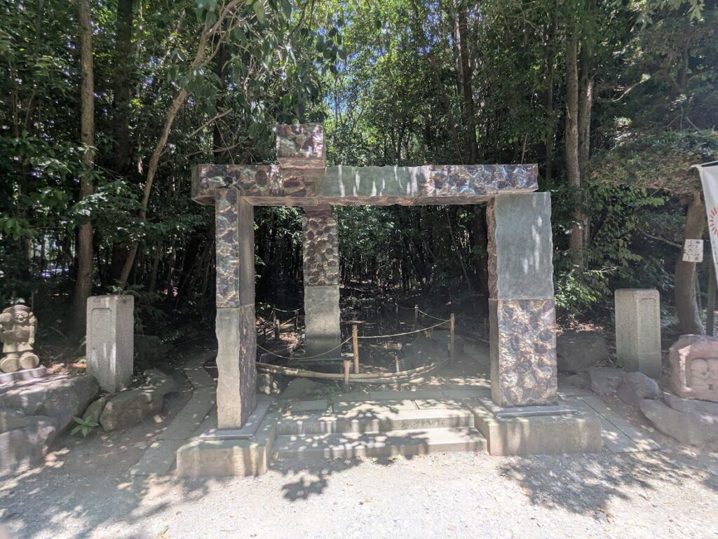 出雲大社,出雲大社相模分祠,境内,鳥居,社殿,名水,千年の杜