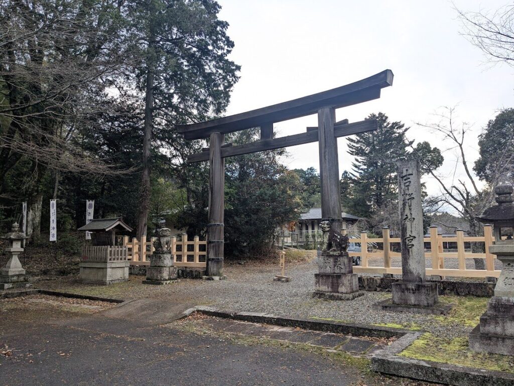 吉野神宮,鳥居