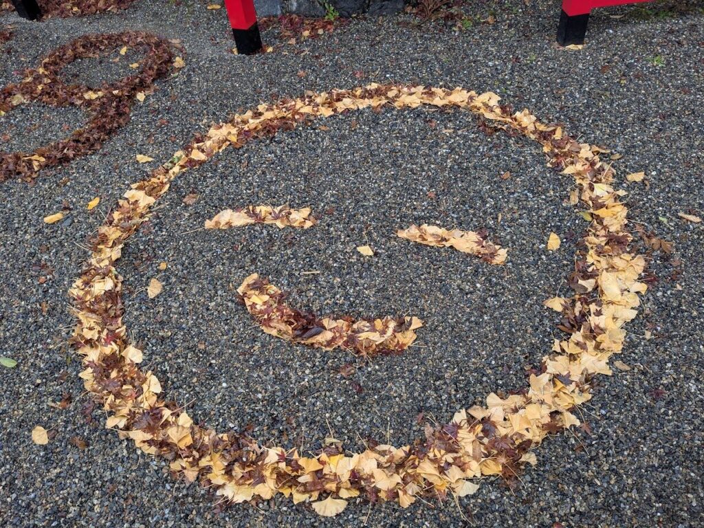 落ち葉で作った笑顔